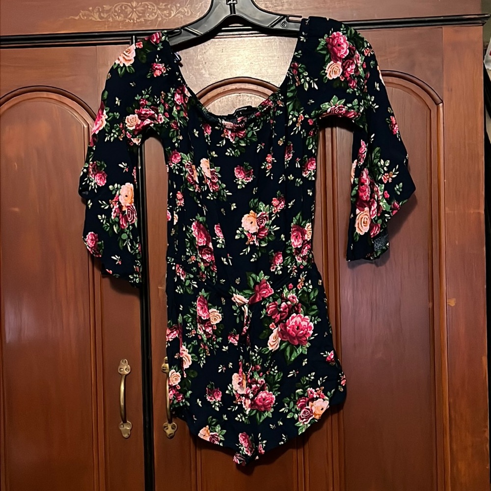 Ambiance Adorable Flowered Romper With Flutter Sleeves Size Small